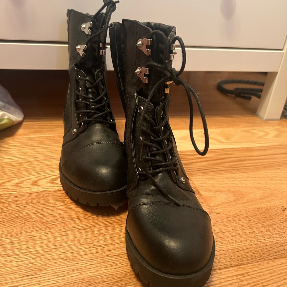 GG by Guess Woman’s Boots